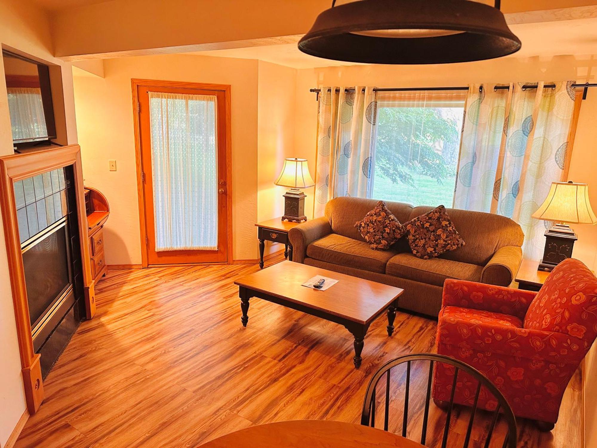The Lodge At Leathem Smith 스터전 베이 외부 사진